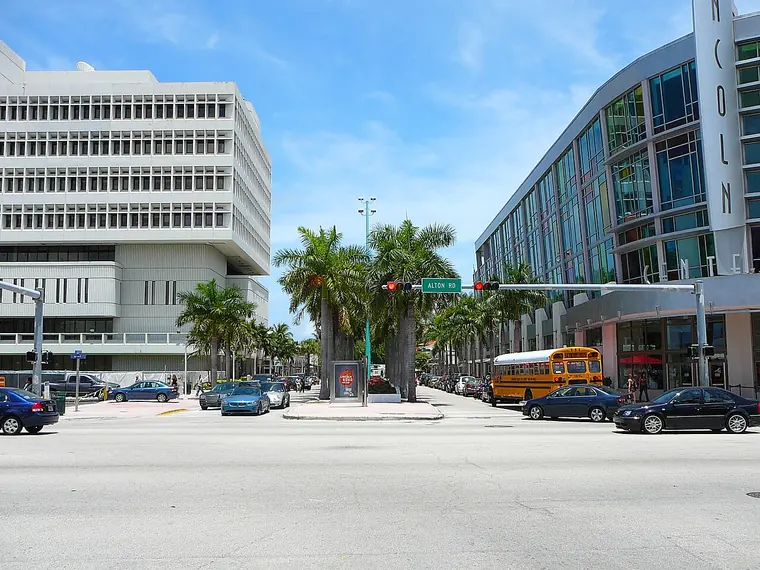 Shoppers walking along Lincoln Road in Miami Beach